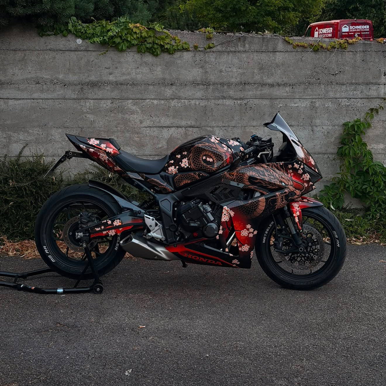 FULL CUSTOM GRAPHICS