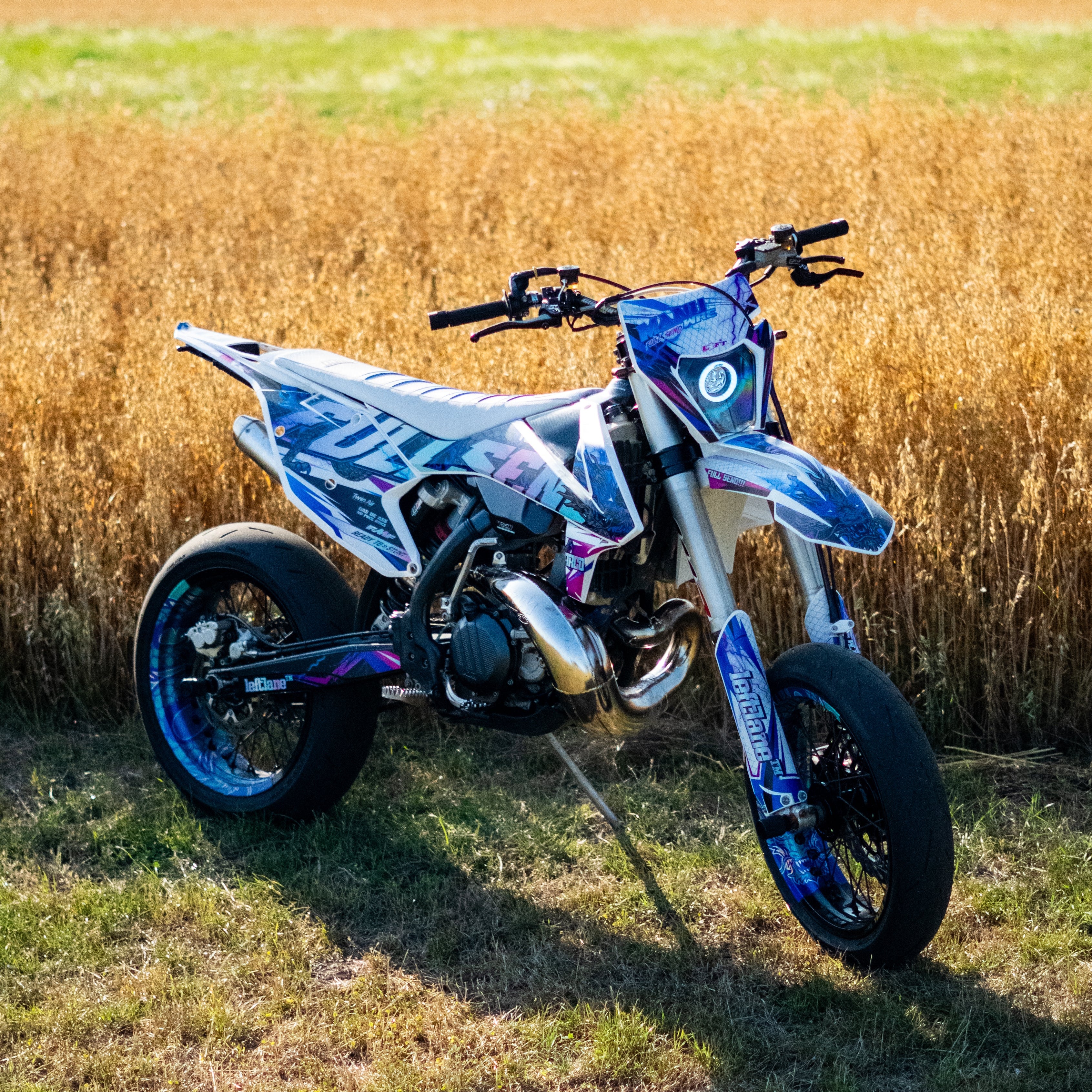 FULL CUSTOM GRAPHICS